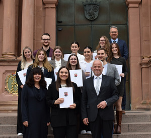 Leitende Oberstaatsanwältin Petry (1. v. l.) und Präsident Thurn (3. v. l.) gratulieren den neuen Rechtspflegerinnen und Rechtspflegern.